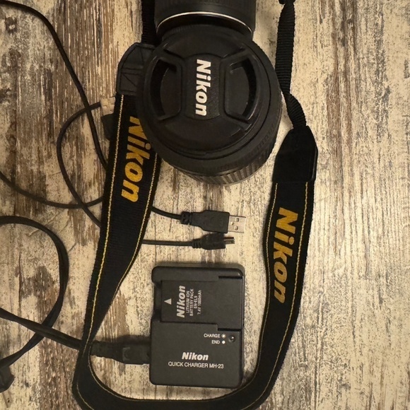 Nikon D40 DSLR Camera with Standard and Zoom Lenses - Picture 5 of 9